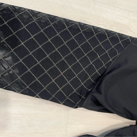 Victoria’s Sport Knockout Leggings XL Black with gold/black mesh diamond panels - Picture 9 of 10